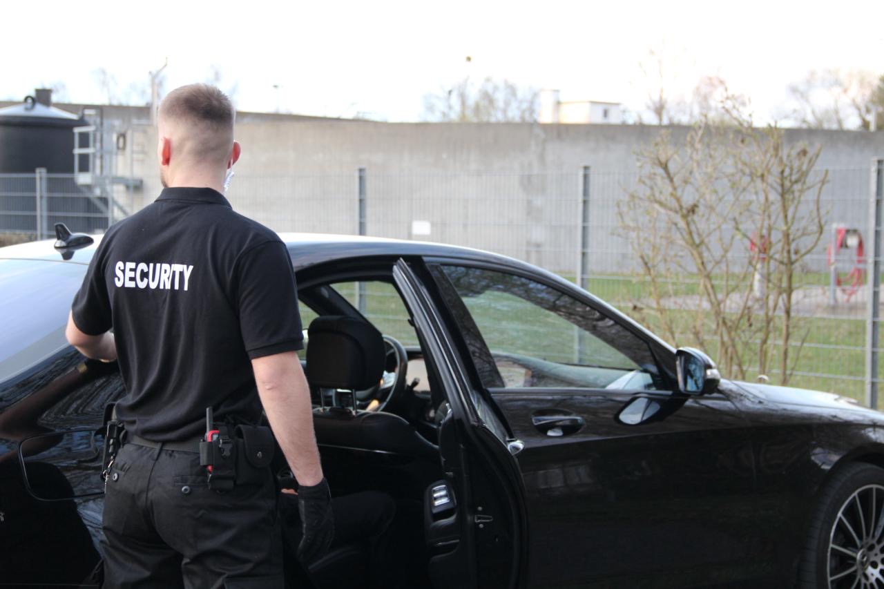 Zeqiri Security Mitarbeiter am Einsatzfahrzeug