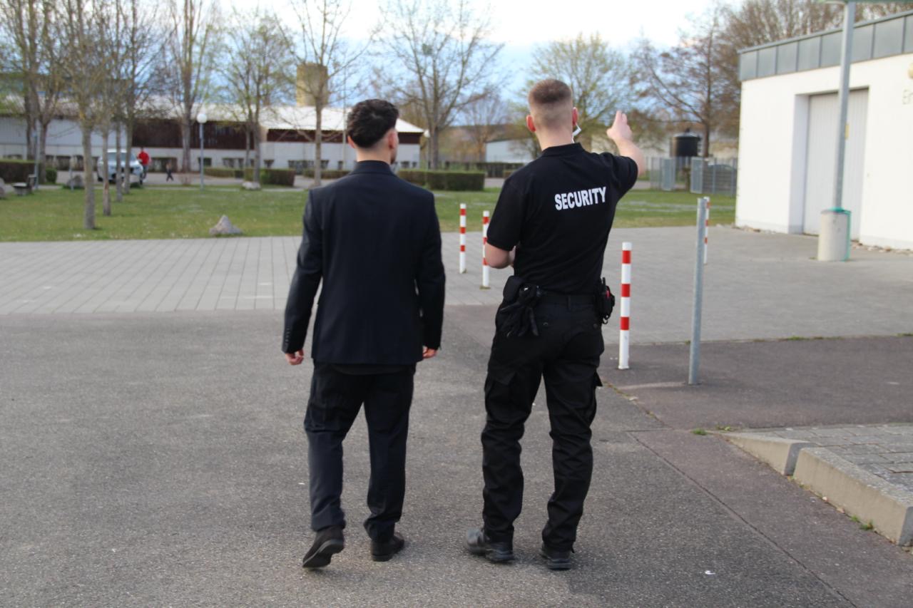 Zeqiri Security bei der Personenbegleitung auf dem Gelände