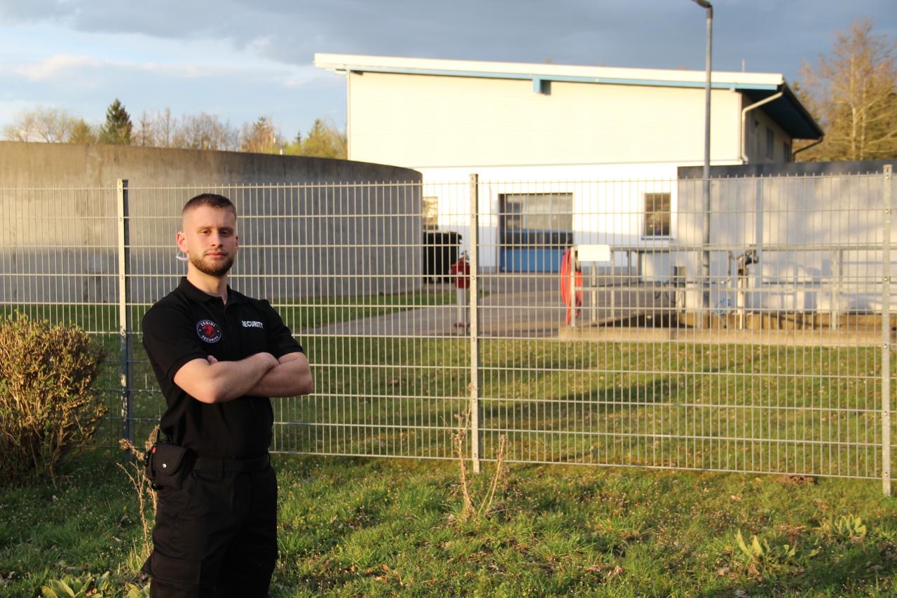 Zeqiri Security Mitarbeiter beim Objektschutz vor Industriegelände