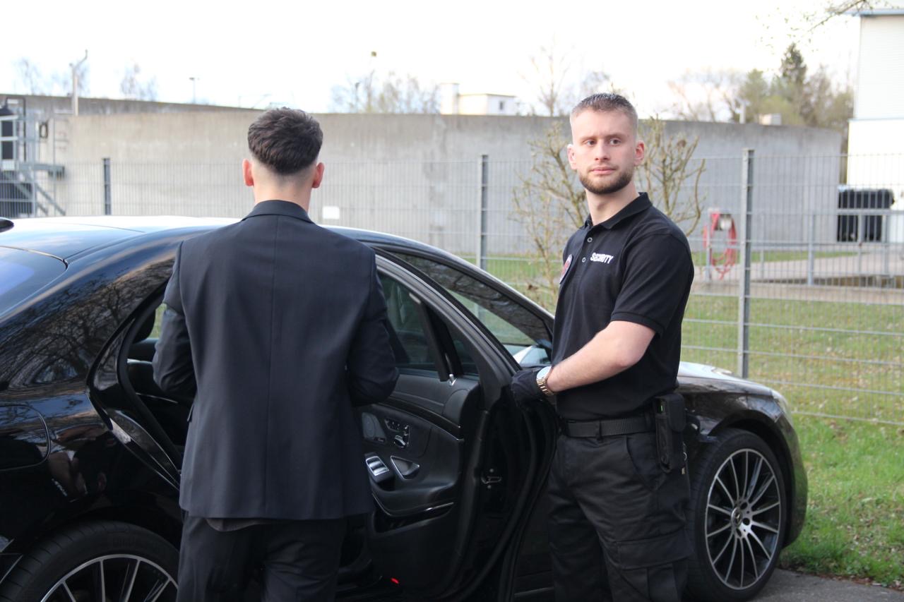 Zeqiri Security Mitarbeiter bei der Personenbegleitung am Fahrzeug